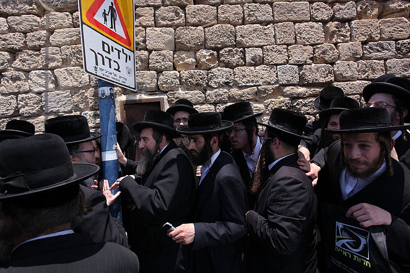 ישראל מחללת קברי אבות; האדמו"רים צפו ומחו דמעה