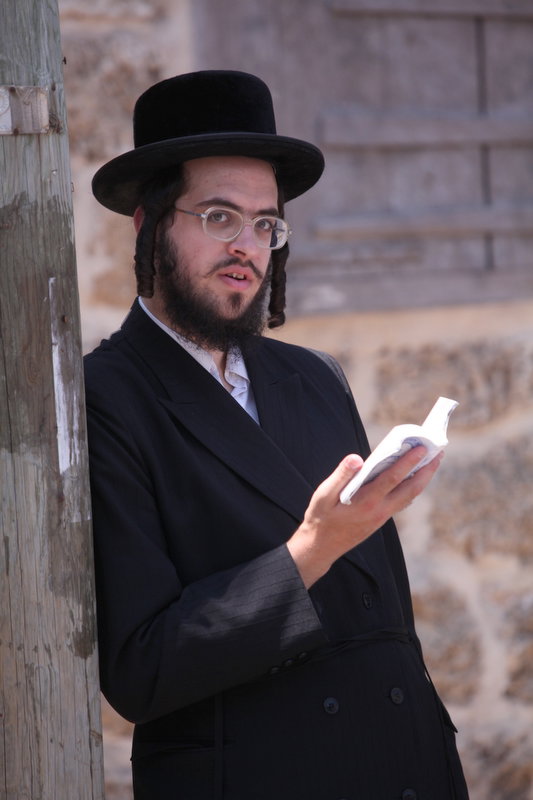 ישראל מחללת קברי אבות; האדמו"רים צפו ומחו דמעה