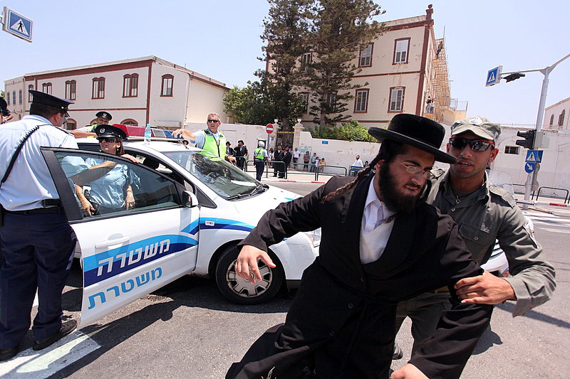 ישראל מחללת קברי אבות; האדמו"רים צפו ומחו דמעה