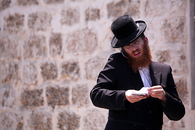 ישראל מחללת קברי אבות; האדמו"רים צפו ומחו דמעה