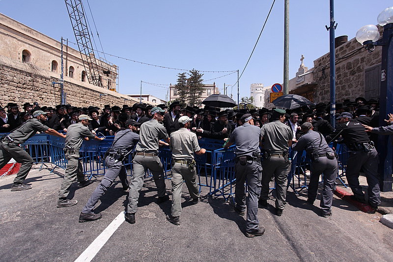 ישראל מחללת קברי אבות; האדמו"רים צפו ומחו דמעה