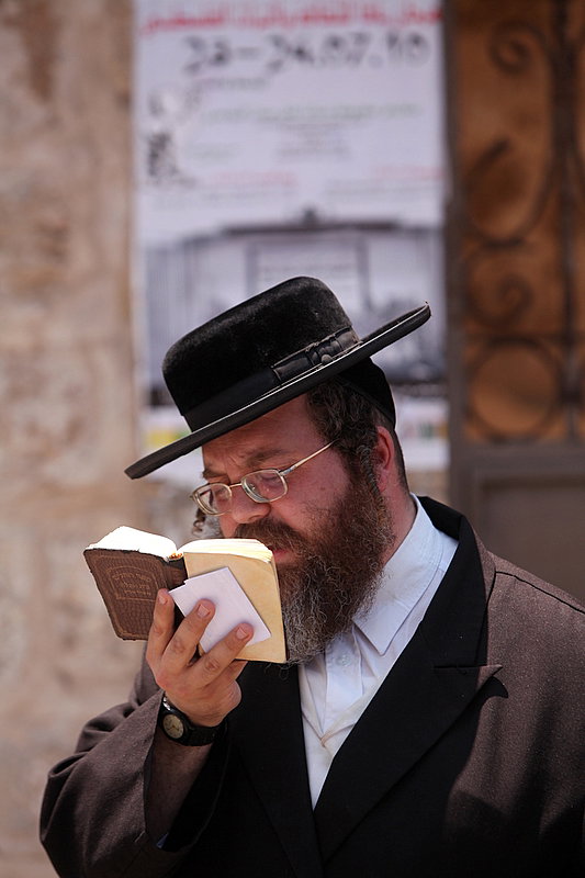 ישראל מחללת קברי אבות; האדמו"רים צפו ומחו דמעה