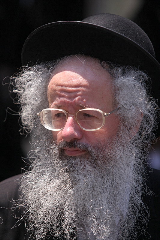 ישראל מחללת קברי אבות; האדמו"רים צפו ומחו דמעה