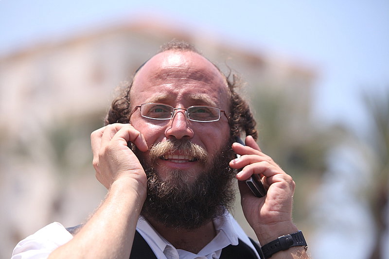 ישראל מחללת קברי אבות; האדמו"רים צפו ומחו דמעה