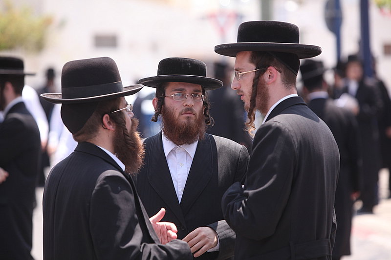 ישראל מחללת קברי אבות; האדמו"רים צפו ומחו דמעה