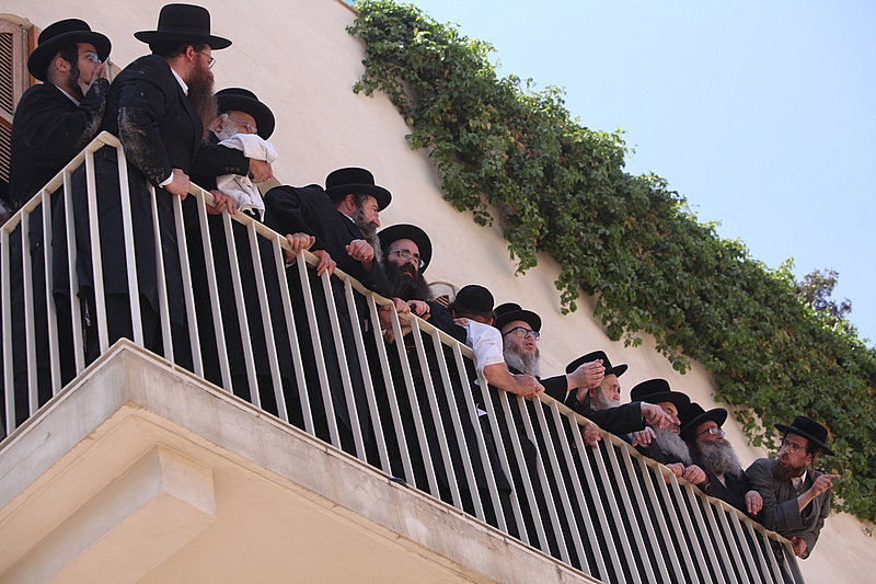 ישראל מחללת קברי אבות; האדמו"רים צפו ומחו דמעה