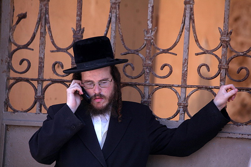 ישראל מחללת קברי אבות; האדמו"רים צפו ומחו דמעה