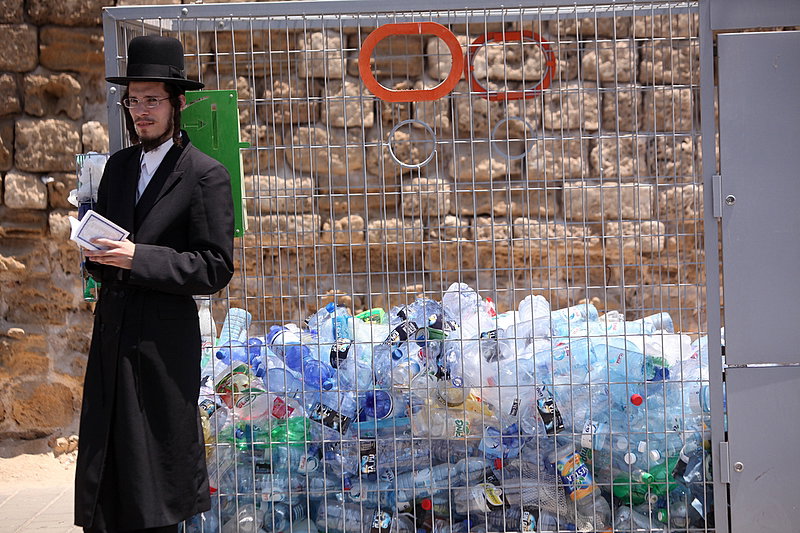 ישראל מחללת קברי אבות; האדמו"רים צפו ומחו דמעה