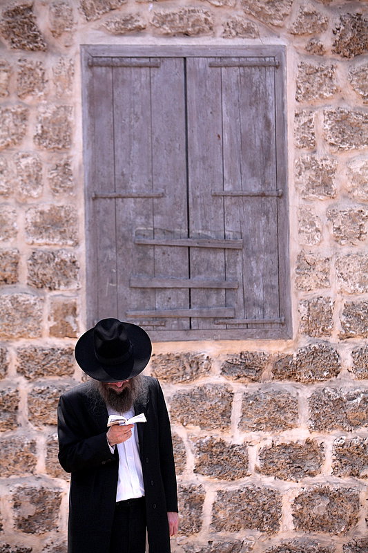 ישראל מחללת קברי אבות; האדמו"רים צפו ומחו דמעה