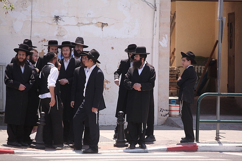 ישראל מחללת קברי אבות; האדמו"רים צפו ומחו דמעה