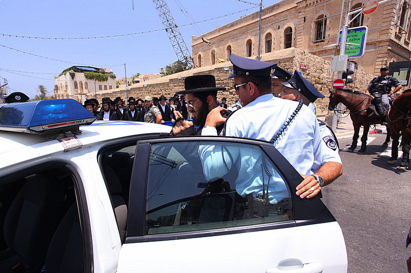 ישראל מחללת קברי אבות; האדמו"רים צפו ומחו דמעה