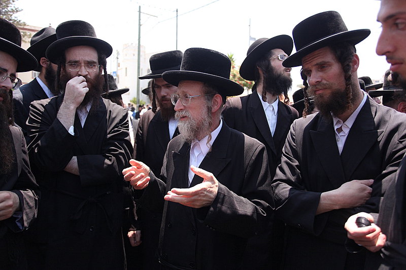 ישראל מחללת קברי אבות; האדמו"רים צפו ומחו דמעה