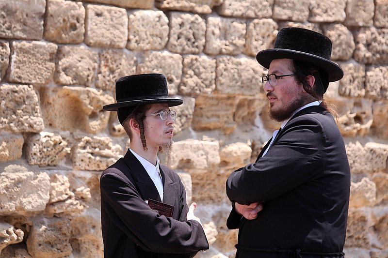 ישראל מחללת קברי אבות; האדמו"רים צפו ומחו דמעה
