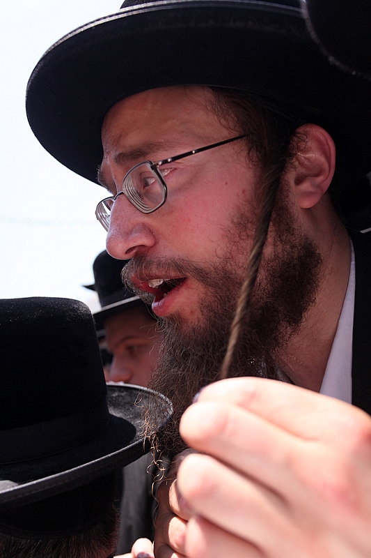 ישראל מחללת קברי אבות; האדמו"רים צפו ומחו דמעה