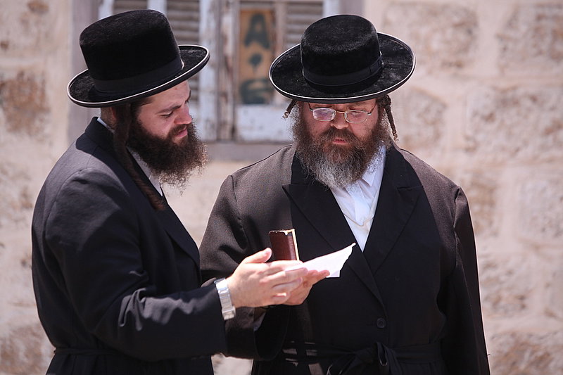 ישראל מחללת קברי אבות; האדמו"רים צפו ומחו דמעה