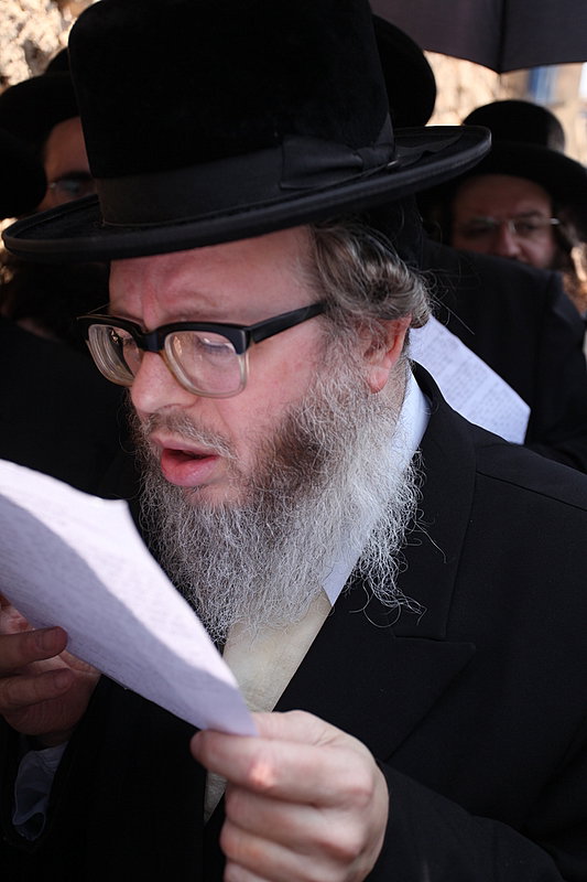 ישראל מחללת קברי אבות; האדמו"רים צפו ומחו דמעה