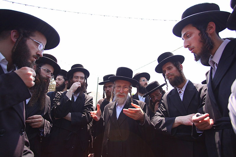 ישראל מחללת קברי אבות; האדמו"רים צפו ומחו דמעה