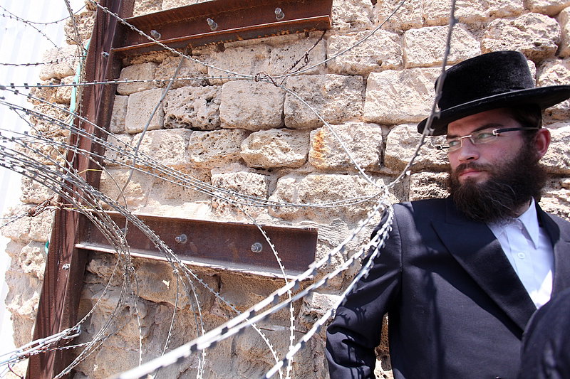 ישראל מחללת קברי אבות; האדמו"רים צפו ומחו דמעה