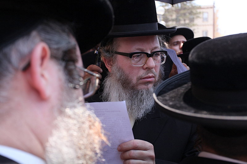 ישראל מחללת קברי אבות; האדמו"רים צפו ומחו דמעה