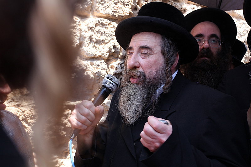 ישראל מחללת קברי אבות; האדמו"רים צפו ומחו דמעה