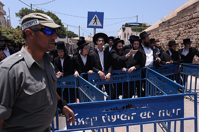 ישראל מחללת קברי אבות; האדמו"רים צפו ומחו דמעה