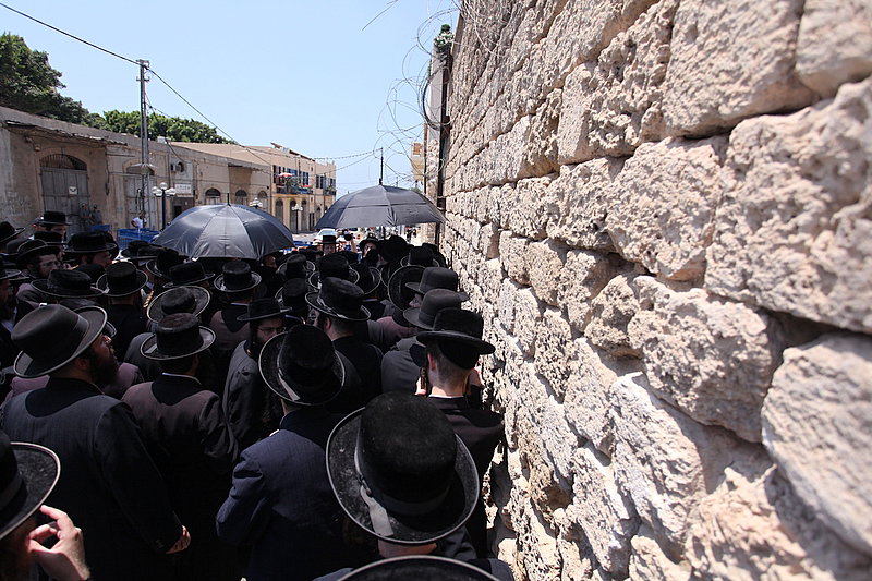 ישראל מחללת קברי אבות; האדמו"רים צפו ומחו דמעה