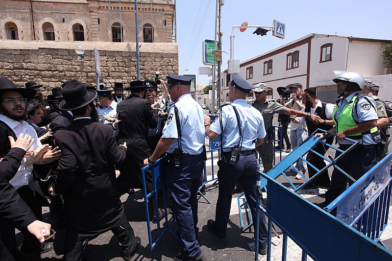 ישראל מחללת קברי אבות; האדמו"רים צפו ומחו דמעה