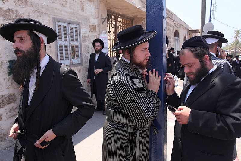 ישראל מחללת קברי אבות; האדמו"רים צפו ומחו דמעה