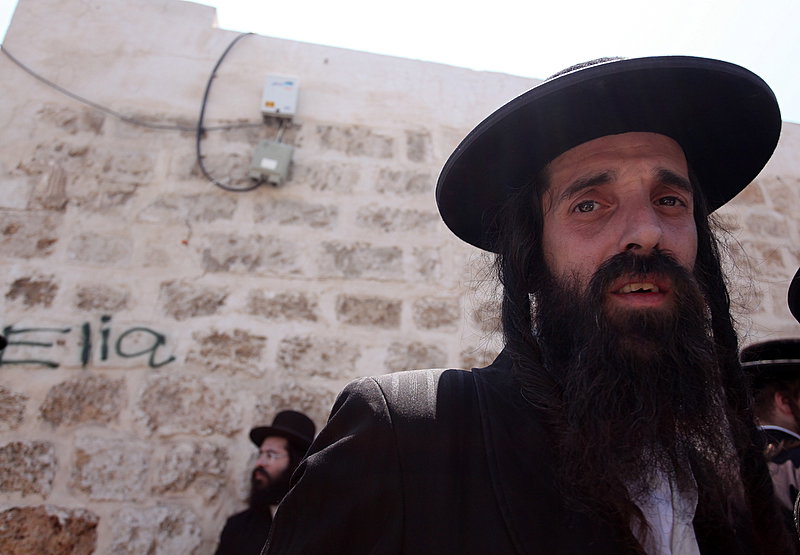 ישראל מחללת קברי אבות; האדמו"רים צפו ומחו דמעה