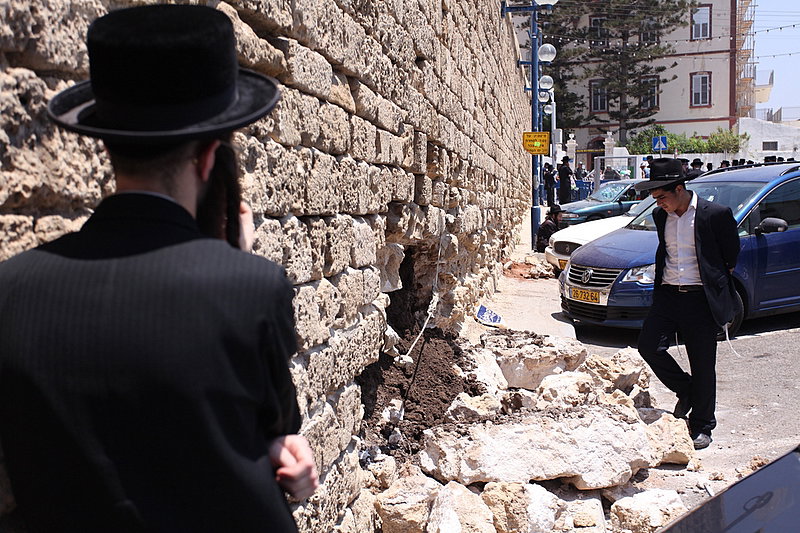 ישראל מחללת קברי אבות; האדמו"רים צפו ומחו דמעה