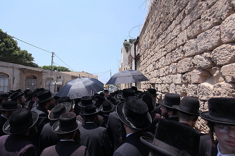 ישראל מחללת קברי אבות; האדמו"רים צפו ומחו דמעה