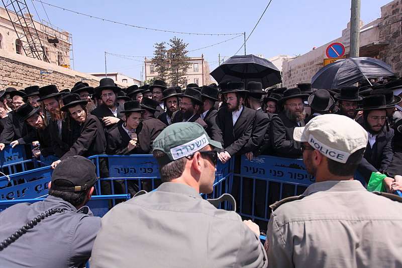 ישראל מחללת קברי אבות; האדמו"רים צפו ומחו דמעה
