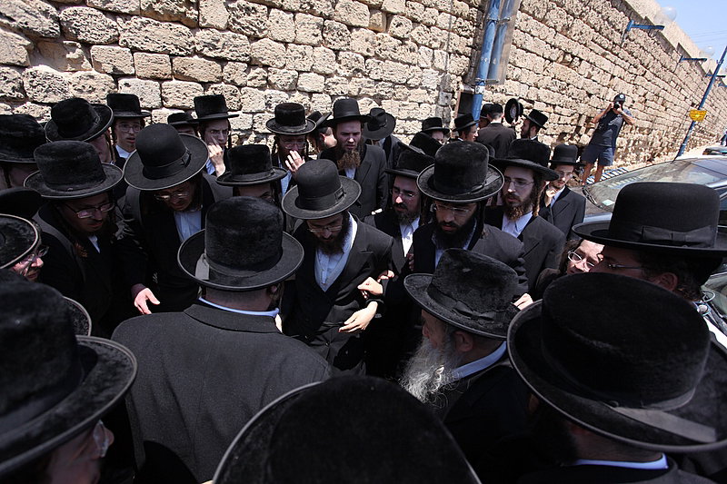 ישראל מחללת קברי אבות; האדמו"רים צפו ומחו דמעה