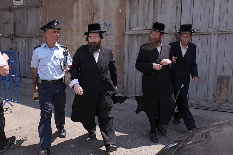 ישראל מחללת קברי אבות; האדמו"רים צפו ומחו דמעה