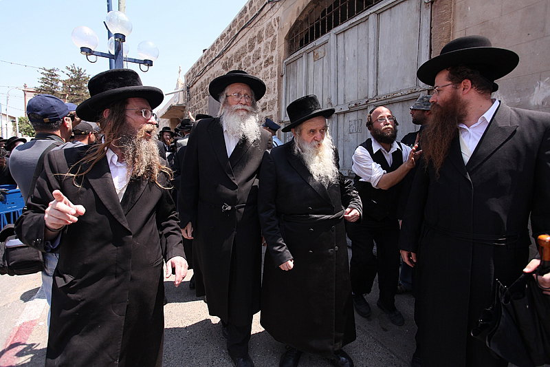 ישראל מחללת קברי אבות; האדמו"רים צפו ומחו דמעה