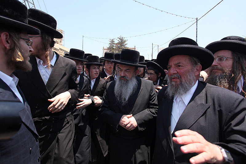 ישראל מחללת קברי אבות; האדמו"רים צפו ומחו דמעה
