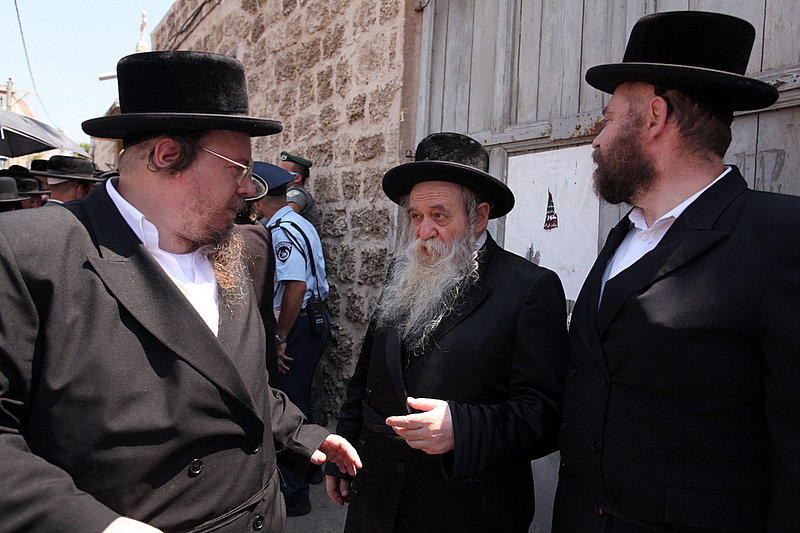 ישראל מחללת קברי אבות; האדמו"רים צפו ומחו דמעה
