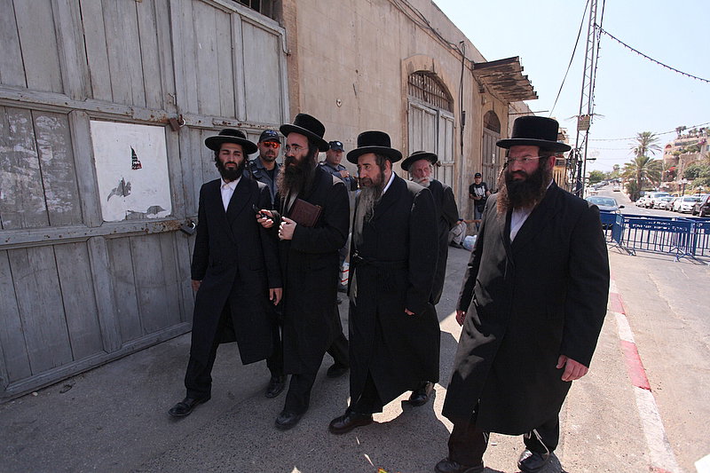 ישראל מחללת קברי אבות; האדמו"רים צפו ומחו דמעה