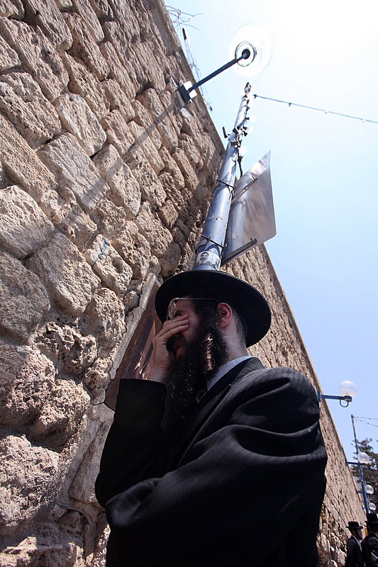 ישראל מחללת קברי אבות; האדמו"רים צפו ומחו דמעה