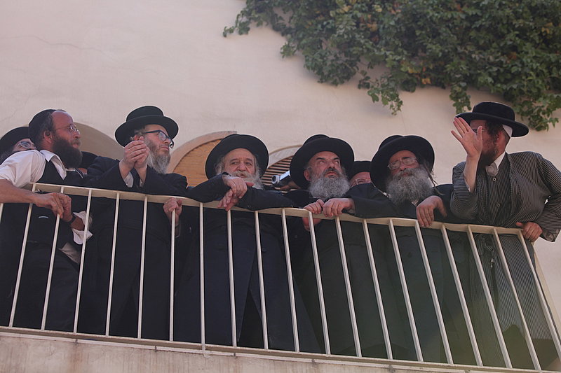 ישראל מחללת קברי אבות; האדמו"רים צפו ומחו דמעה