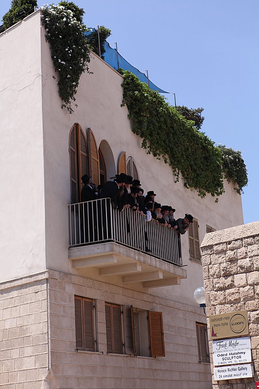 ישראל מחללת קברי אבות; האדמו"רים צפו ומחו דמעה