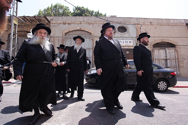 ישראל מחללת קברי אבות; האדמו"רים צפו ומחו דמעה