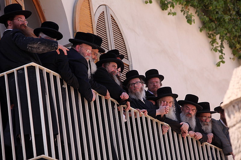 ישראל מחללת קברי אבות; האדמו"רים צפו ומחו דמעה