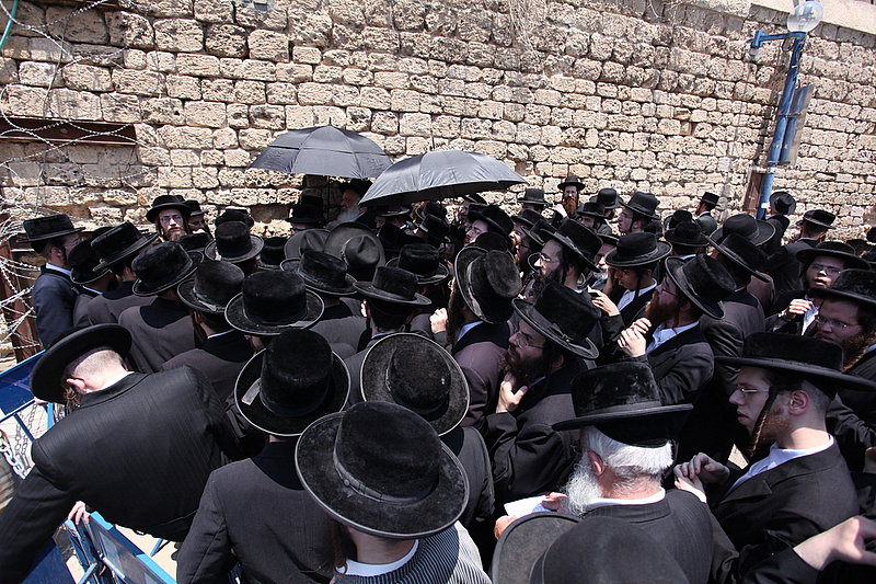 ישראל מחללת קברי אבות; האדמו"רים צפו ומחו דמעה