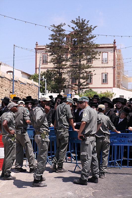 ישראל מחללת קברי אבות; האדמו"רים צפו ומחו דמעה