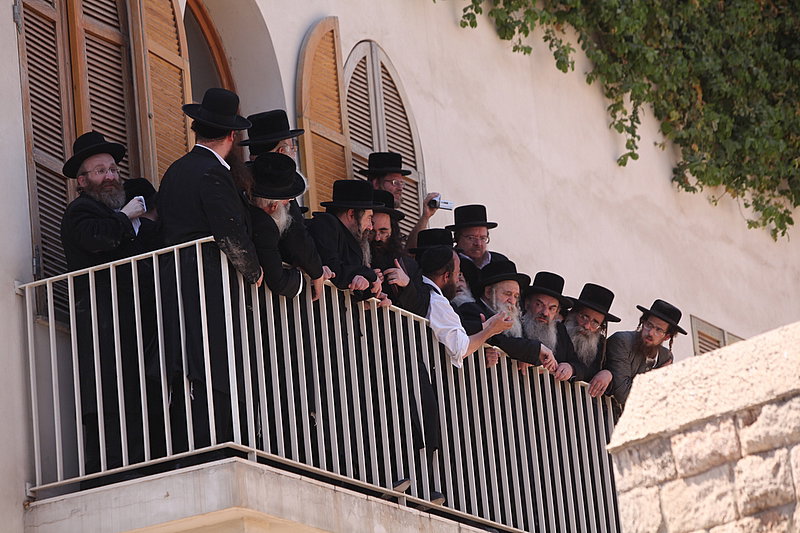 ישראל מחללת קברי אבות; האדמו"רים צפו ומחו דמעה