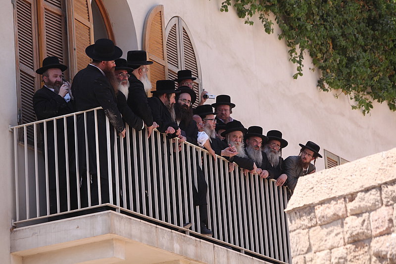 ישראל מחללת קברי אבות; האדמו"רים צפו ומחו דמעה
