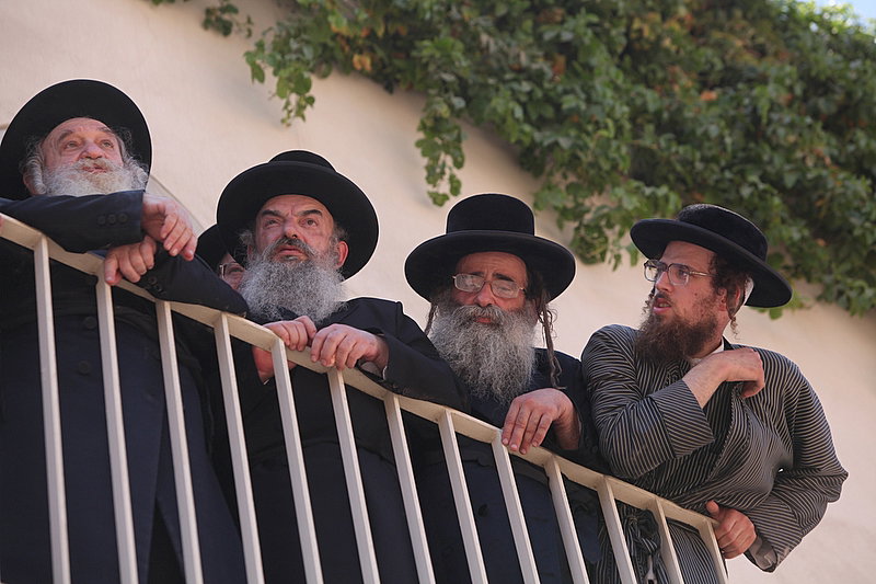 ישראל מחללת קברי אבות; האדמו"רים צפו ומחו דמעה