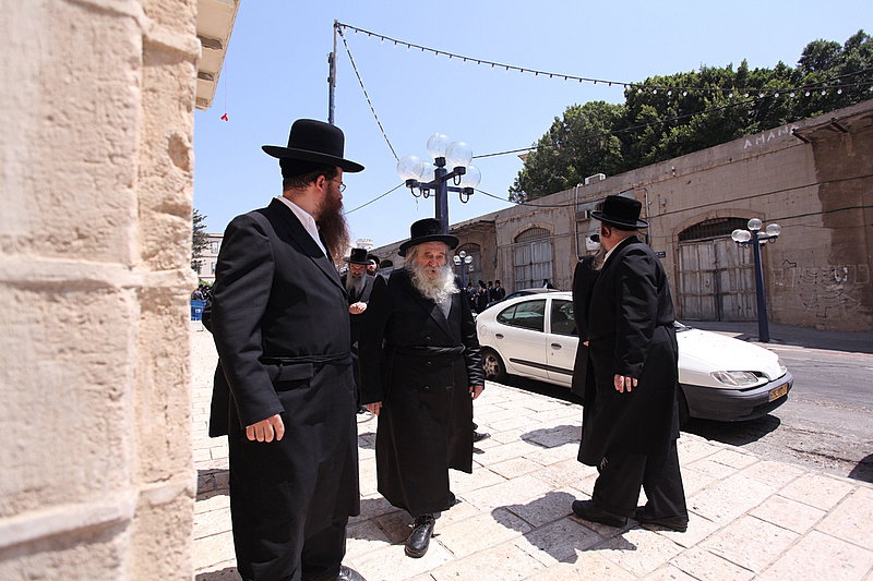 ישראל מחללת קברי אבות; האדמו"רים צפו ומחו דמעה