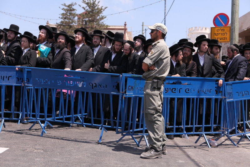 ישראל מחללת קברי אבות; האדמו"רים צפו ומחו דמעה